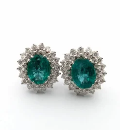 Boucles d'oreilles en or blanc avec émeraudes et diamants