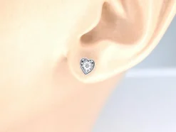 Boucles d'oreilles en or blanc avec un diamant taille brillant en forme de coeur