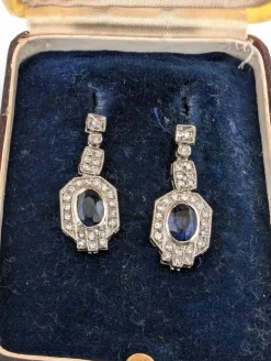 Boucles d'oreilles en or blanc avec saphirs et diamants
