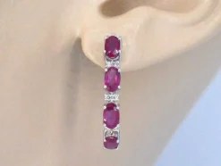 Boucles d'oreilles en or blanc avec diamants et rubis