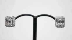 Boucles d'oreilles en or blanc avec 70 diamants