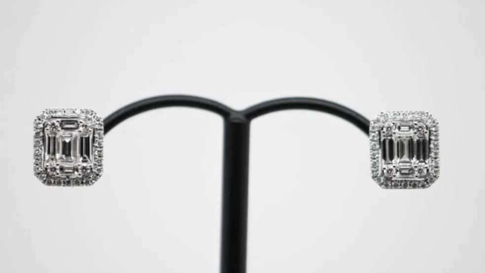 Boucles d'oreilles en or blanc avec 70 diamants