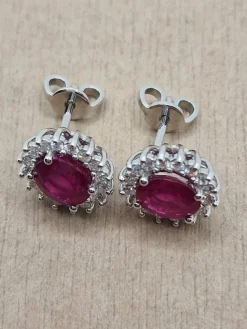 Boucles d'oreilles en or blanc, rubis ovales naturels et diamants