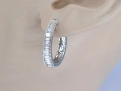 Boucles d'oreilles en or blanc avec diamants taille baguette