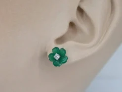 Boucles d'oreilles en or blanc 0,18 carat avec fleur précieuse verte et gros diamants