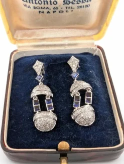 Boucles d'oreilles en or blanc avec saphirs taille carrée et diamants