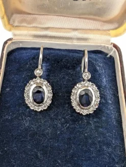 Boucles d'oreilles en or blanc avec saphirs et diamants