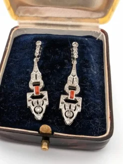 Boucles d'oreilles en or blanc avec diamants et corail