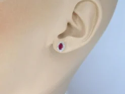 Boucles d'oreilles en or blanc avec diamants et rubis