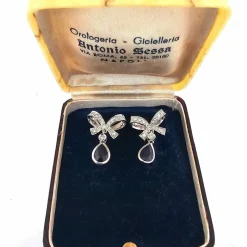 Boucles d'oreilles en or blanc avec saphirs et diamants