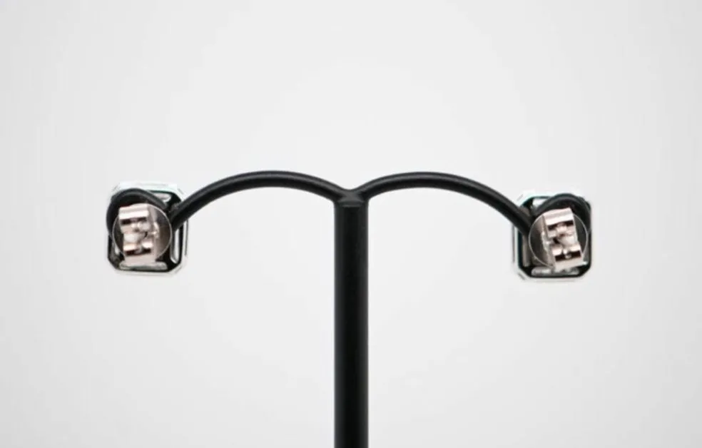 Boucles d'oreilles en or blanc avec 70 diamants