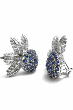 Boucles d'oreilles en or blanc, saphirs et diamants.