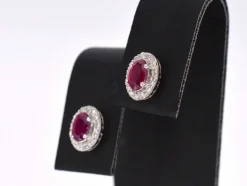 Boucles d'oreilles en or blanc avec diamants et rubis