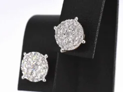 Boucles d'oreilles en or blanc avec un diamant taille brillant