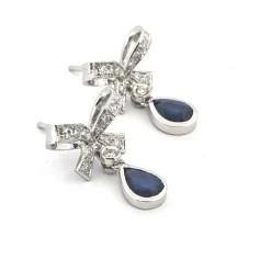 Boucles d'oreilles en or blanc avec saphirs et diamants
