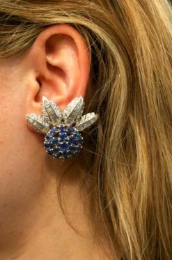 Boucles d'oreilles en or blanc, saphirs et diamants.