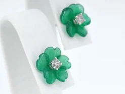 Boucles d'oreilles en or blanc 0,18 carat avec fleur précieuse verte et gros diamants