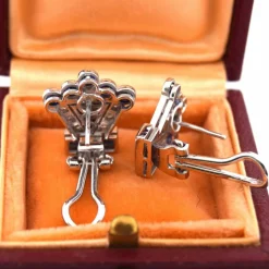 Boucles d'oreilles en or blanc avec diamants et saphirs