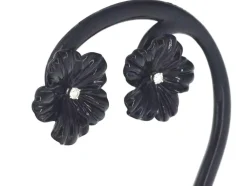 Boucles d'oreilles en or blanc 0,18 carat avec fleur précieuse noire et gros diamants