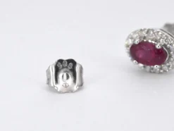 Boucles d'oreilles en or blanc avec diamants et rubis