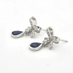 Boucles d'oreilles en or blanc avec saphirs et diamants