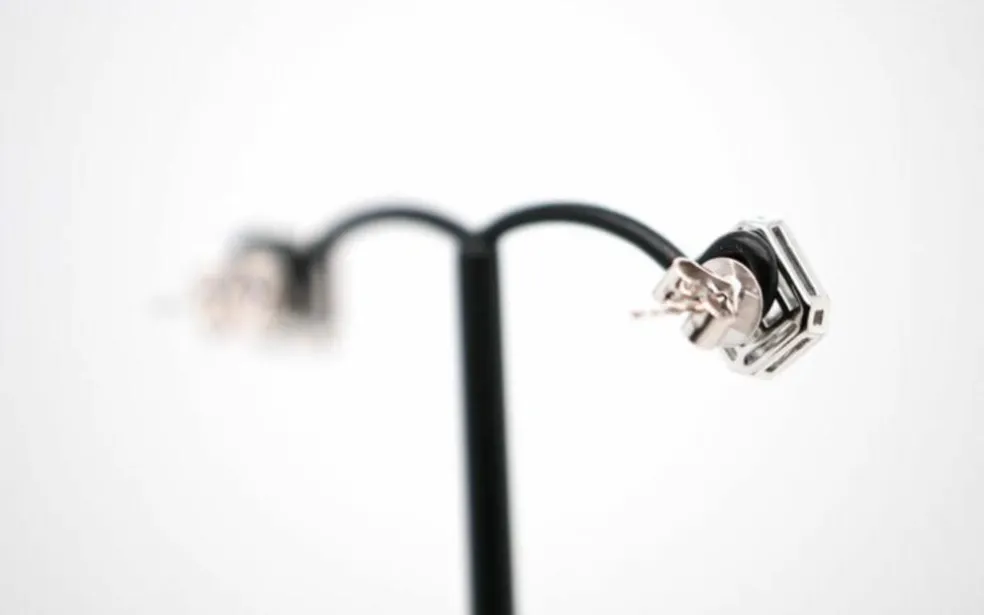 Boucles d'oreilles en or blanc avec 70 diamants