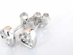 Boucles d'oreilles en or blanc avec un diamant taille brillant en forme de coeur