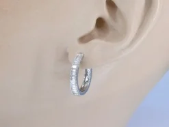 Boucles d'oreilles en or blanc avec diamants taille baguette