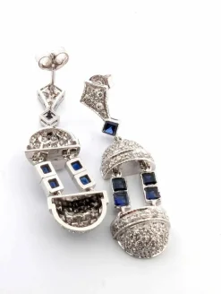 Boucles d'oreilles en or blanc avec saphirs taille carrée et diamants