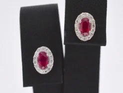 Boucles d'oreilles en or blanc avec diamants et rubis