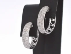 Boucles d'oreilles en or blanc avec de vrais diamants