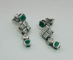Boucles d'oreilles en or blanc avec diamants et émeraude