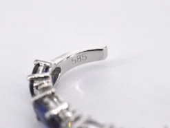 Boucles d'oreilles en or blanc serties de saphirs
