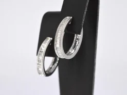 Boucles d'oreilles en or blanc avec diamants taille baguette