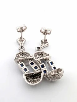 Boucles d'oreilles en or blanc avec saphirs taille carrée et diamants
