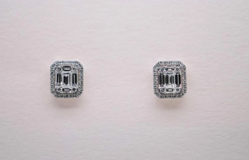 Boucles d'oreilles en or blanc avec 70 diamants