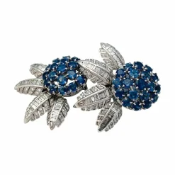 Boucles d'oreilles en or blanc, saphirs et diamants.