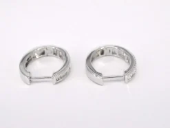 Boucles d'oreilles en or blanc avec diamants taille baguette