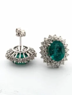Boucles d'oreilles en or blanc avec émeraudes et diamants