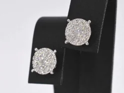 Boucles d'oreilles en or blanc avec un diamant taille brillant
