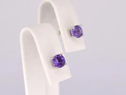 Boucles d'oreilles en or blanc avec améthyste