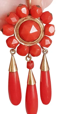 Boucles d'oreilles en or et corail facetté - 19ème siècle