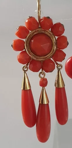 Boucles d'oreilles en or et corail facetté - 19ème siècle