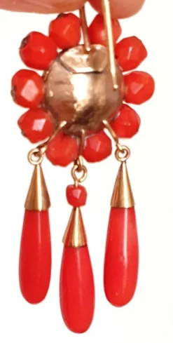 Boucles d'oreilles en or et corail facetté - 19ème siècle