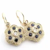 Boucles d'oreilles en or jaune avec saphirs et diamants