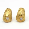 Boucles d'oreilles en or jaune et blanc mat avec diamants