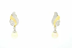 Boucles d'oreilles en or jaune et blanc avec perles et diamants