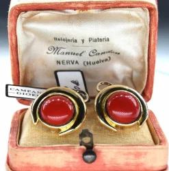 Boucles d'oreilles en or jaune et corail