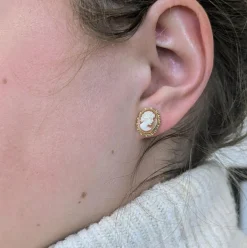 Boucles d'oreilles en or jaune et camée