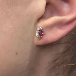 Boucles d'oreilles en or jaune rubis et diamants
